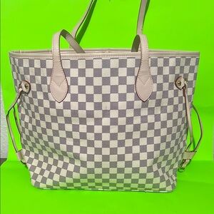Designer-Style Checkered Tote Bag in Light Gray and White